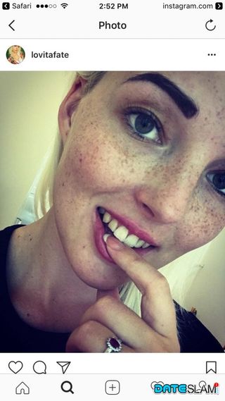 Инста-модель выкладывает соблазнительные фотки в сеть для подписчиков